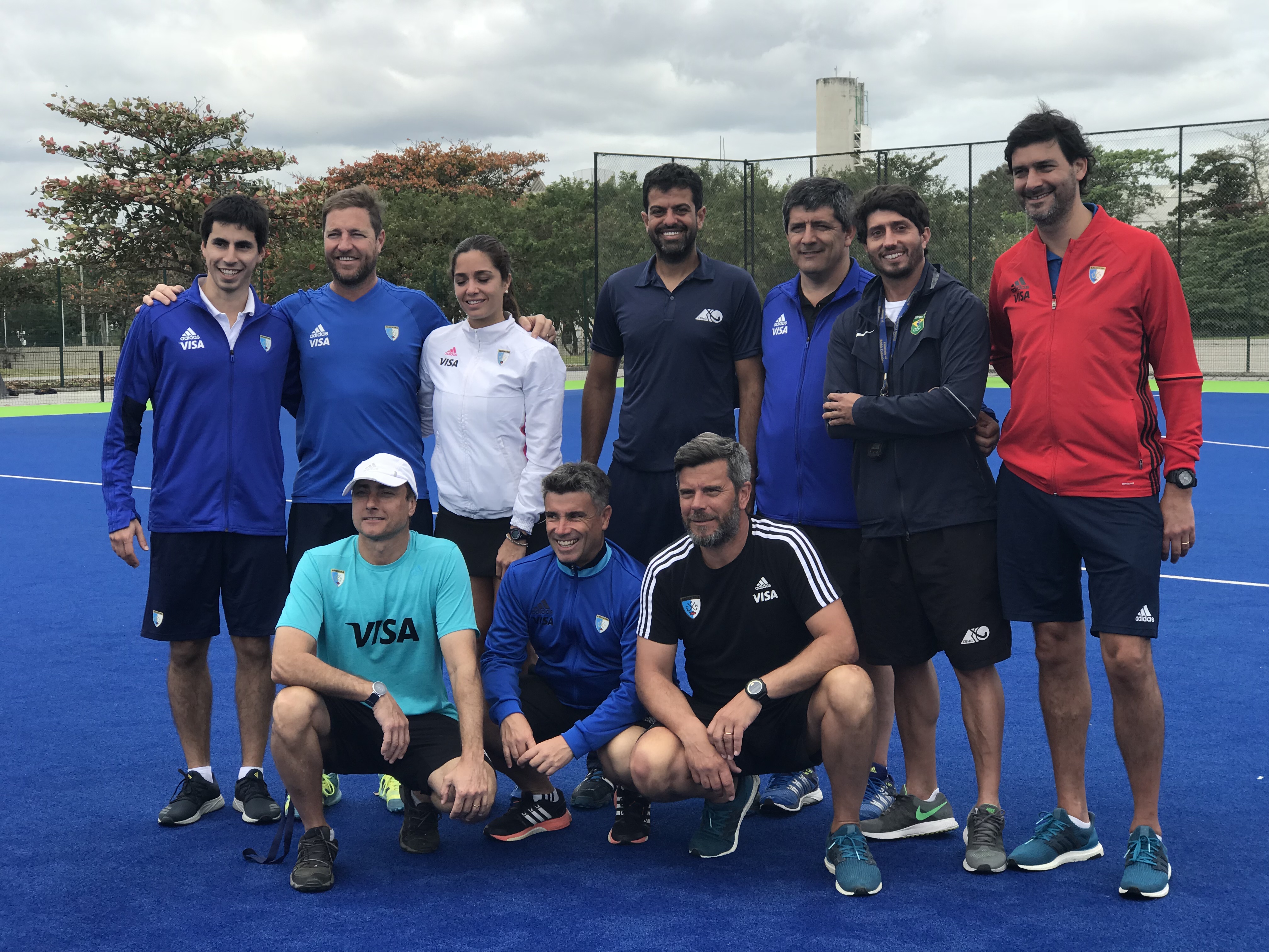 Comissões técnicas de Brasil e Argentina posam juntos após treinamento no Rio.