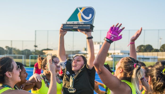 Goleira e capitã Caroline Marson levanta o troféu de tri campeã para o Macau.