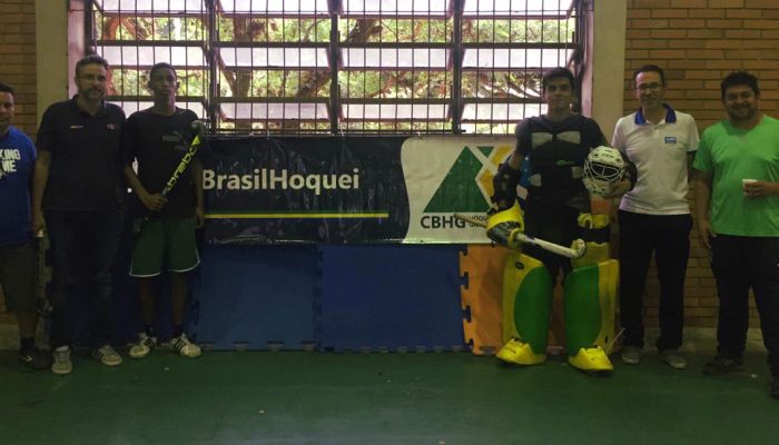 Alunos e professores do workshop de arbitragem posam ao lado do banner da Confederação.